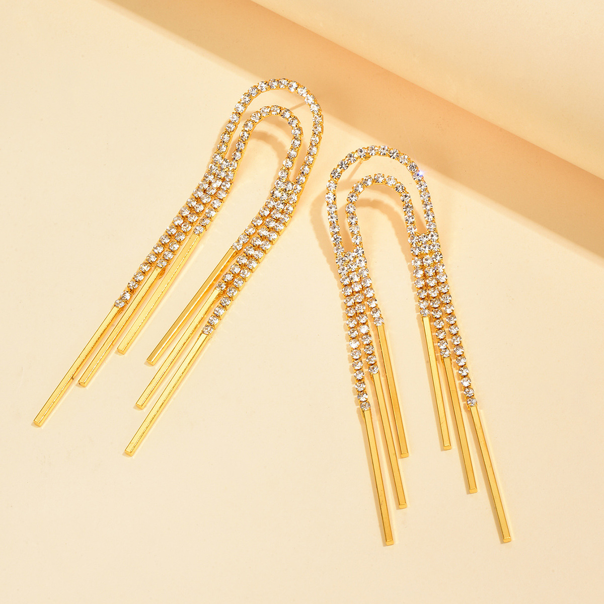 Pendientes de nuevo estilo de comercio exterior, damas coreanas, temperamento de lujo ligero, pendientes de sentido de alta gama de moda, pendientes de borla de personalidad de diamantes de imitación