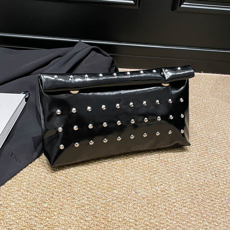 Bolsa de ombro para mulher com tachas estilo trendy_voghion.com