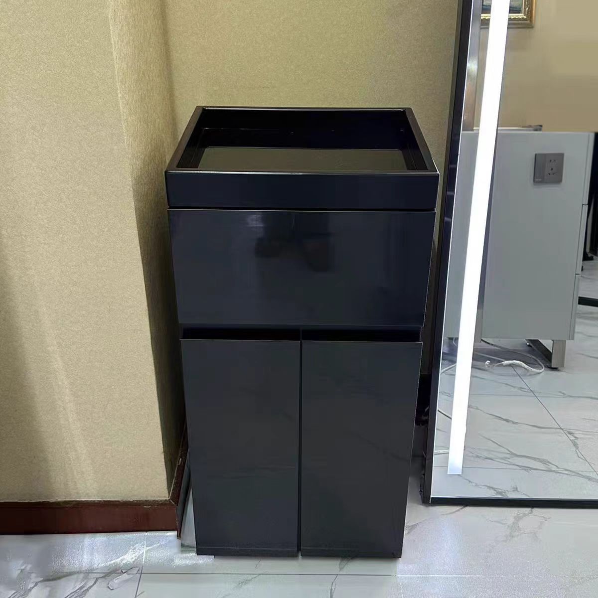 Gabinete de herramientas de moda barbería proceso de pintura de cocción multicapa armario de almacenamiento tipo cajón con lámpara de gran capacidad