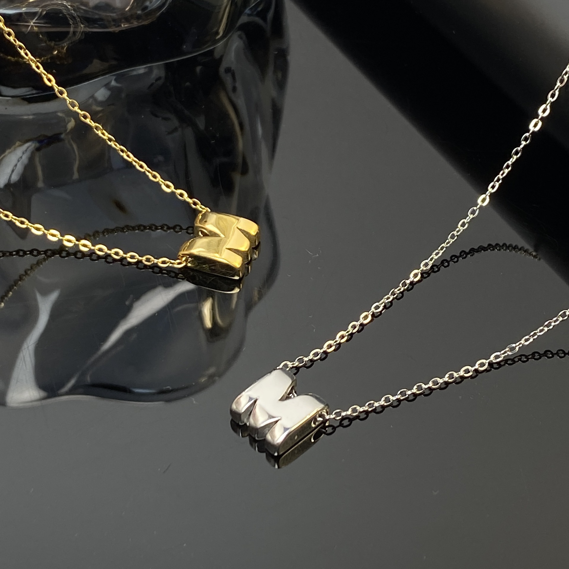 Transfronterizo nuevo alto sentido M letra no decolor collar de acero de titanio FASHION moda de lujo ligero explosión hueso de serpiente