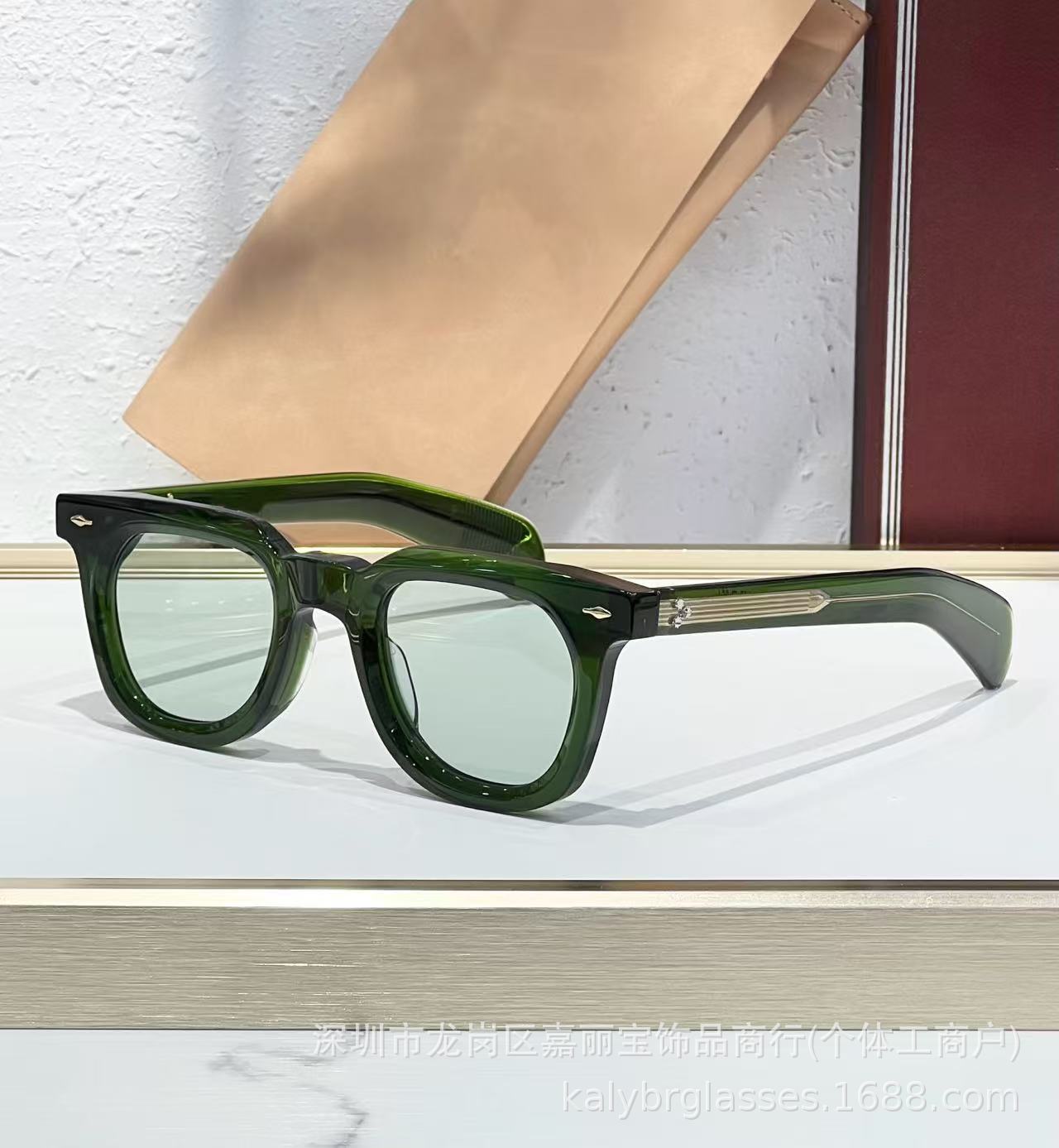 녹색 투명 프레임 연한 녹색 렌즈