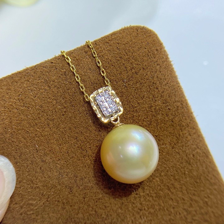 18k gold diamonds cast a unique diamond on the edge of the gorgeous…
