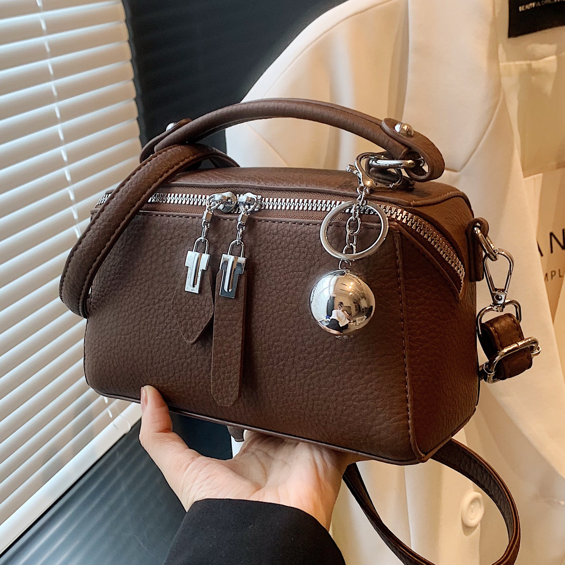 Bolso de mano de textura de moda de comercio exterior para mujeres 2025 nuevo estilo retro simple bolso de hombro de Boston pequeño bolso cuadrado