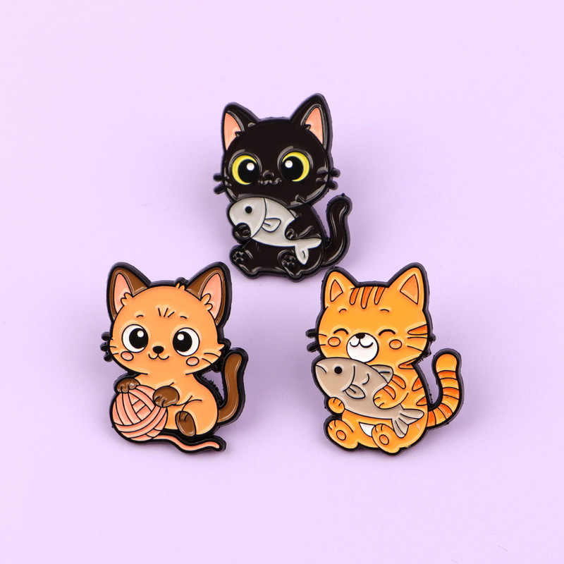 卡通小猫抱鱼胸针卡通金属徽章创意包包个性饰品勋章服装胸针配饰|undefined