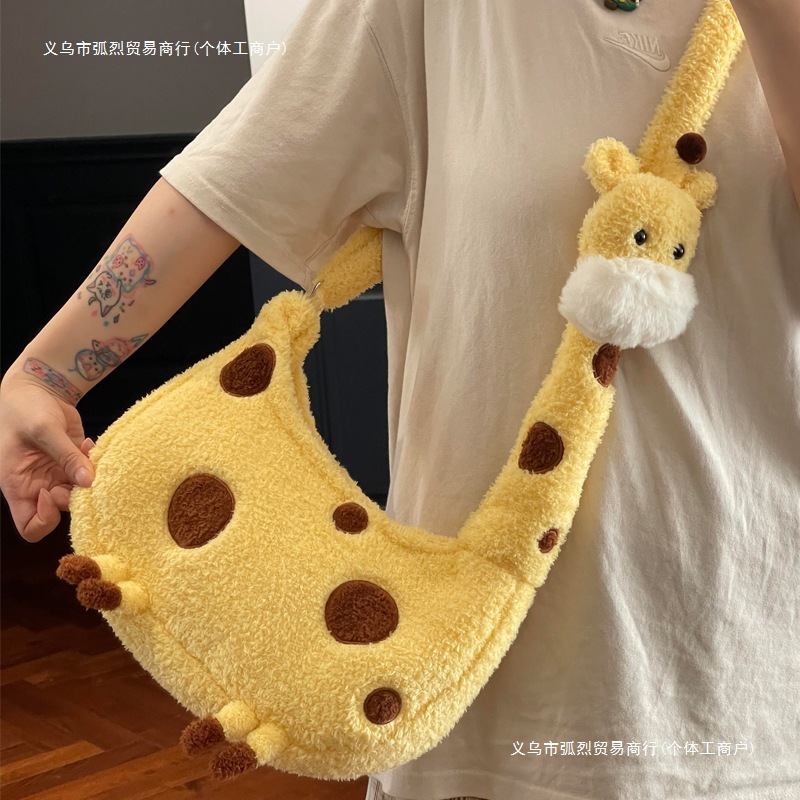 大学生新款秋冬毛绒斜挎包卡通单肩包可爱休闲包包长颈鹿少女包邮