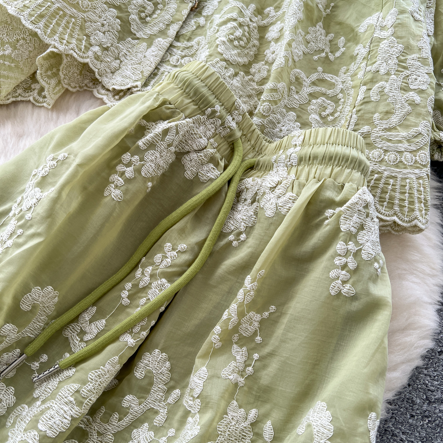 Completo autunno donna con camicia ricamata ed elegante gonna_voghion.com