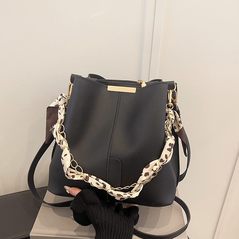 Bolsa de cubo de moda versátil de color sólido alta sensación de bolso de brazo popular ins2026 bolso de gran capacidad de transporte