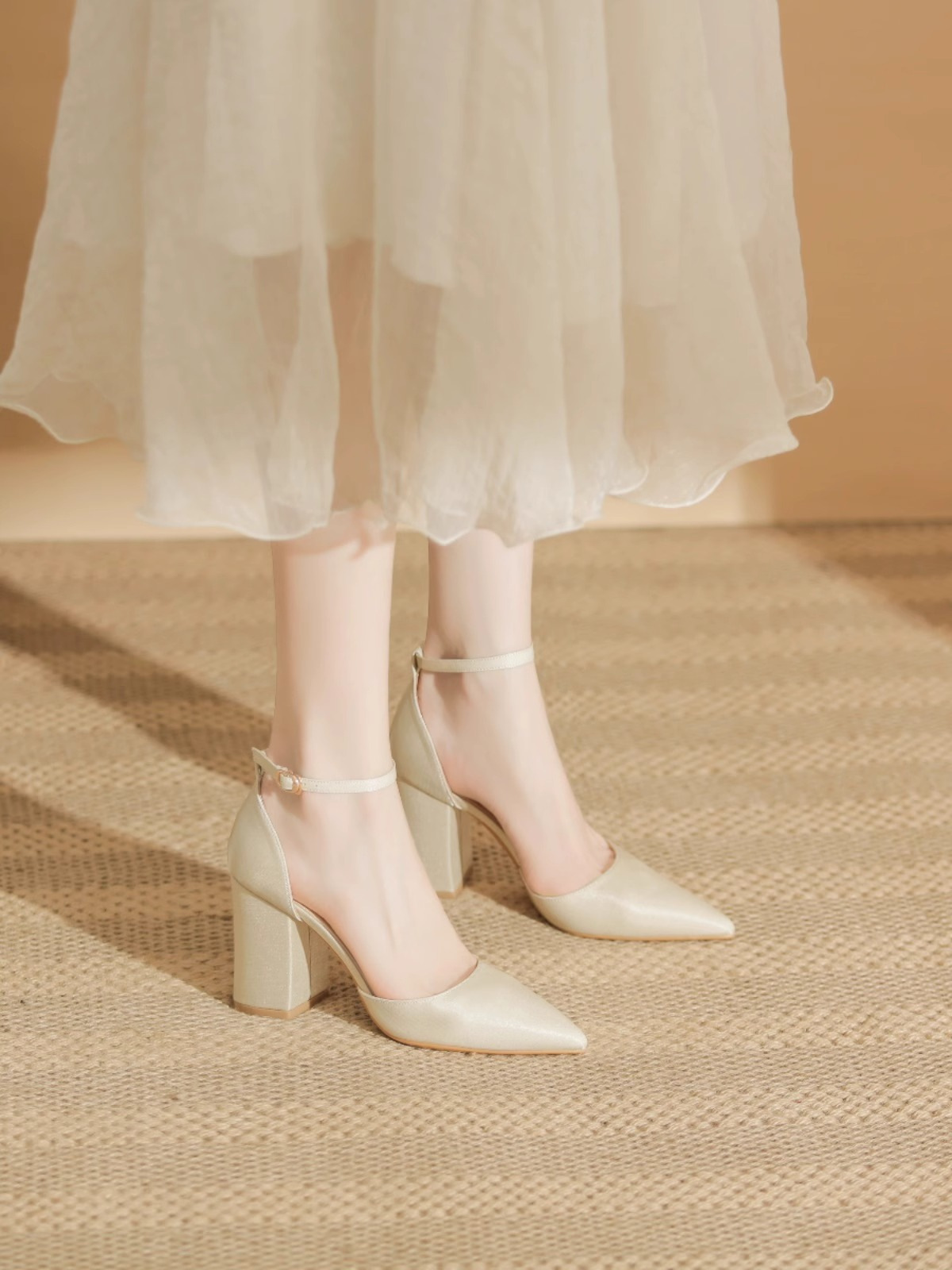 2026 nuevos zapatos de tacones altos puntiagudos de tacones gruesos con cuero huecos zapatos de un solo cuello ligero zapatos de color desnudo