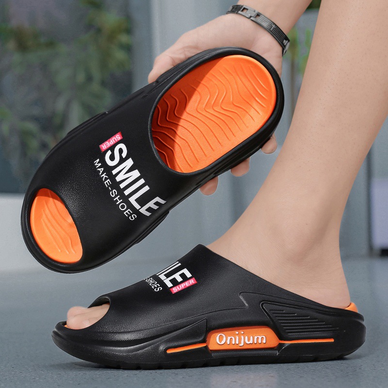 2025 zapatillas para hombres, parejas de verano, uso externo, letras de tendencia resistentes al desgaste, desodorantes para el hogar, sandalias y zapatillas para hombres, mujeres