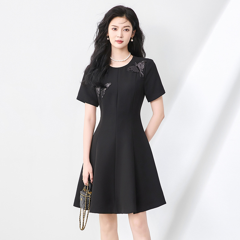 Váy liền tay ngắn cổ tròn đính sequin nặng, thắt eo, phong cách quý phái — Màu đen