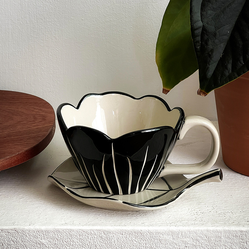 個性の不規則な手描きのチューリップの花の陶磁器のコーヒーの杯の皿の精巧な事務室の午後のお茶のラテコップの皿|undefined