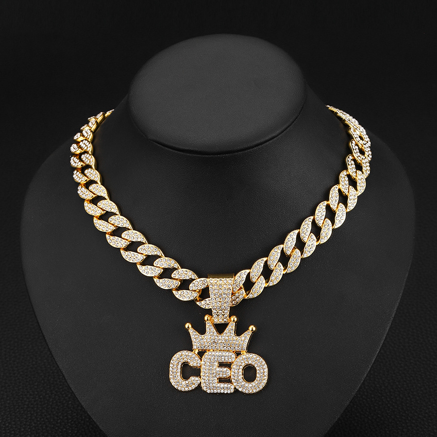 Europa y Estados Unidos Hip-Hop Diamante Colgante de letras Ceo Collar cubano Hip-Hop Hombres Accesorios de discoteca callejera