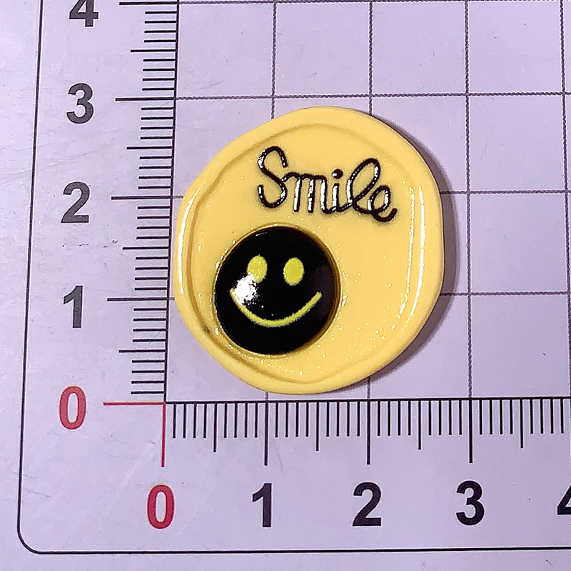 Resina sonriente creativa con cáscara de teléfono móvil agujero agujero zapatos llaveros taza de agua aislante DIY accesorios para el cabello caja de almacenamiento refrigerador