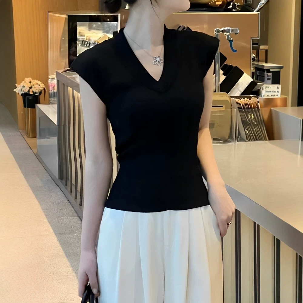 Áo hai dây nữ cổ V ren, chất liệu lụa dệt kim mát lạnh, lưng dây buộc, dáng ôm sát — đen chi tiết 3