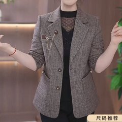 カジュアルスーツのコートの女性2025春と秋の新型の修身はやせている気質の短いスーツの上着のお母さんの服を現します。