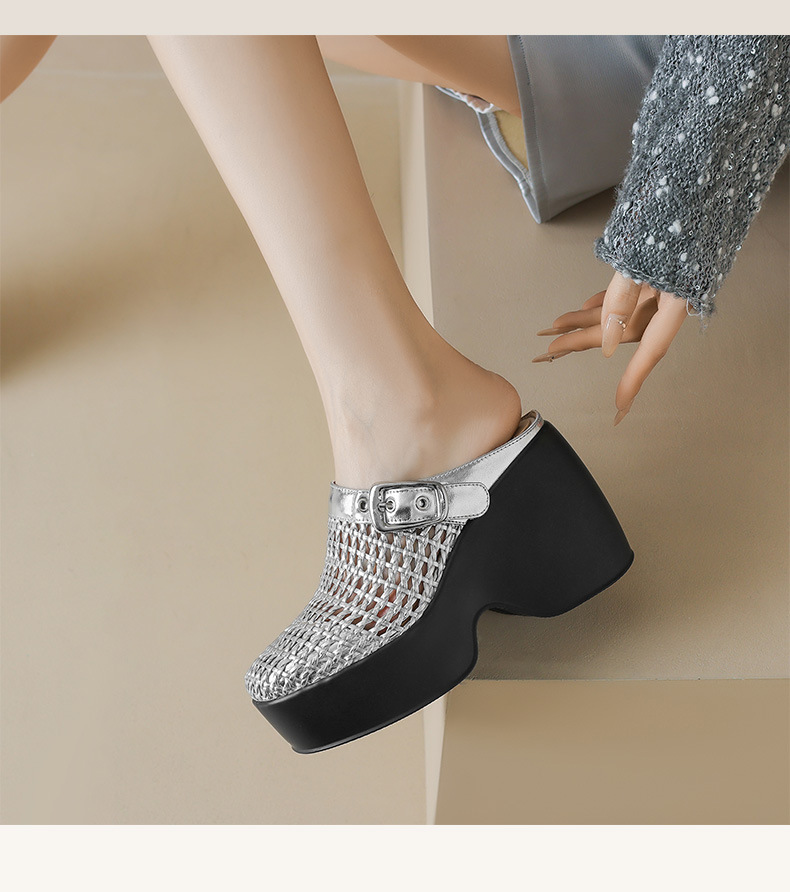 Dép sandal nữ đế xuồng cao gót 11 cm, kiểu mule khoét lỗ, gót wedge La Mã — đen, bạc chi tiết 7