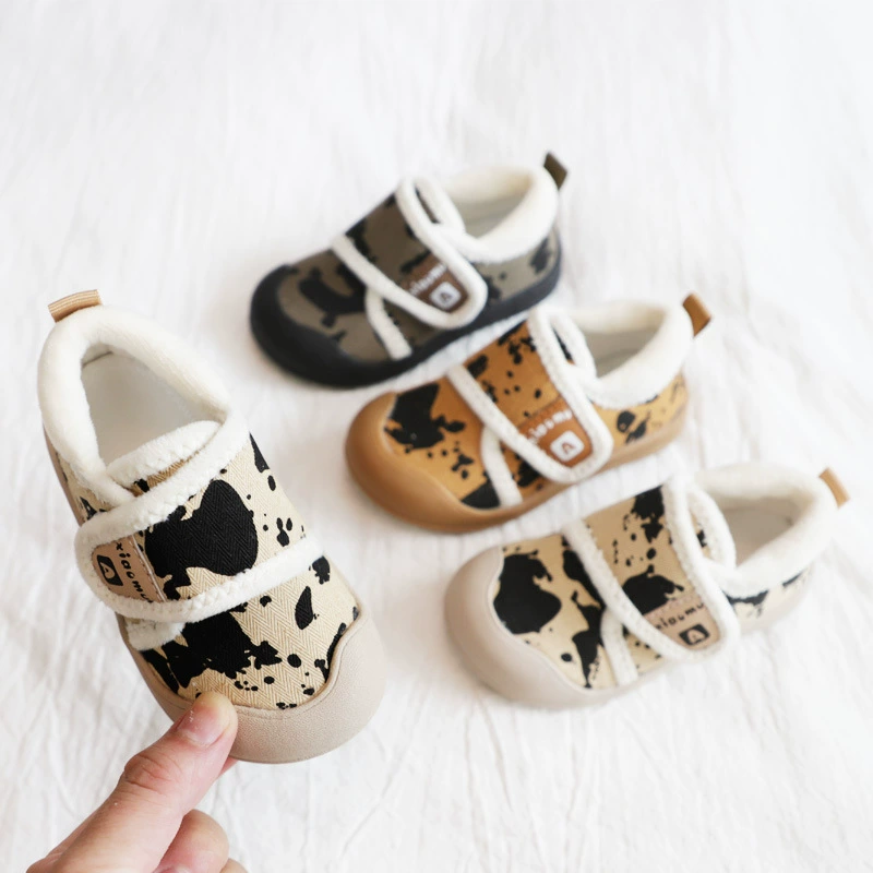 Детские туфли 2025 года, новая модель, хлопковые туфли для мальчиков, домашние тапочки, детские тапочки на флисовой подкладке, теплые детские туфли с защитой пятки для улицы