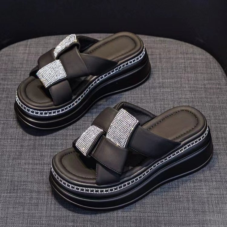 Casual, zapatillas frías de fondo grueso para mujeres en 2026 nuevo verano de alto nivel, sensación de diamante romano, un temperamento de hadas