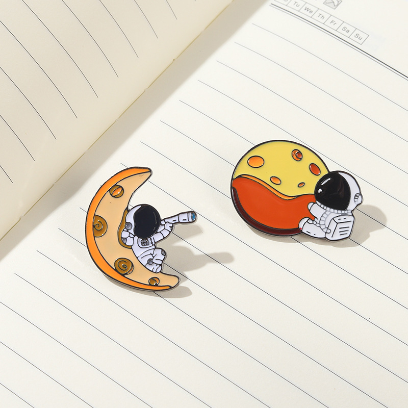 Astronaut, Moon Pattern Cartoon Style Pin Astronaut Moon Alloy Plating Unisex Brooches