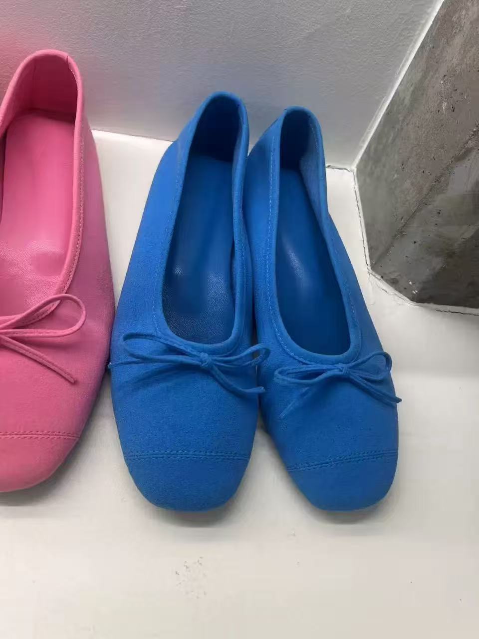 진한 파란색