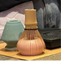 日本式の手作りの抹茶のお茶の4つのセットのお茶の立の百本立のお茶のセットの竹製の抹茶の道具