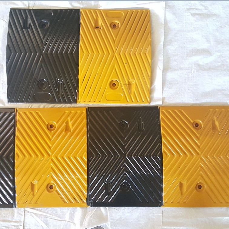 厂家供应橡胶减速带 50长人字路拱 道路减速板 缓冲带 减速垄