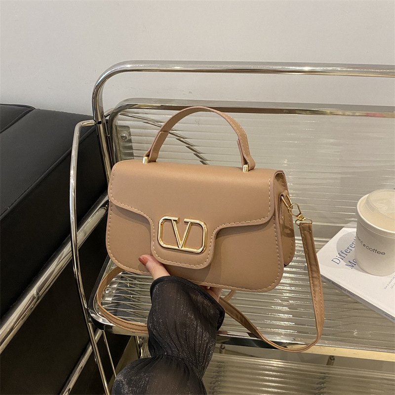 Textura de alta calidad Cadena de gas extranjero Bolso de locomotora de charol Mujer 2024 Nuevo nicho Bolso cuadrado pequeño de mensajero de un solo hombro