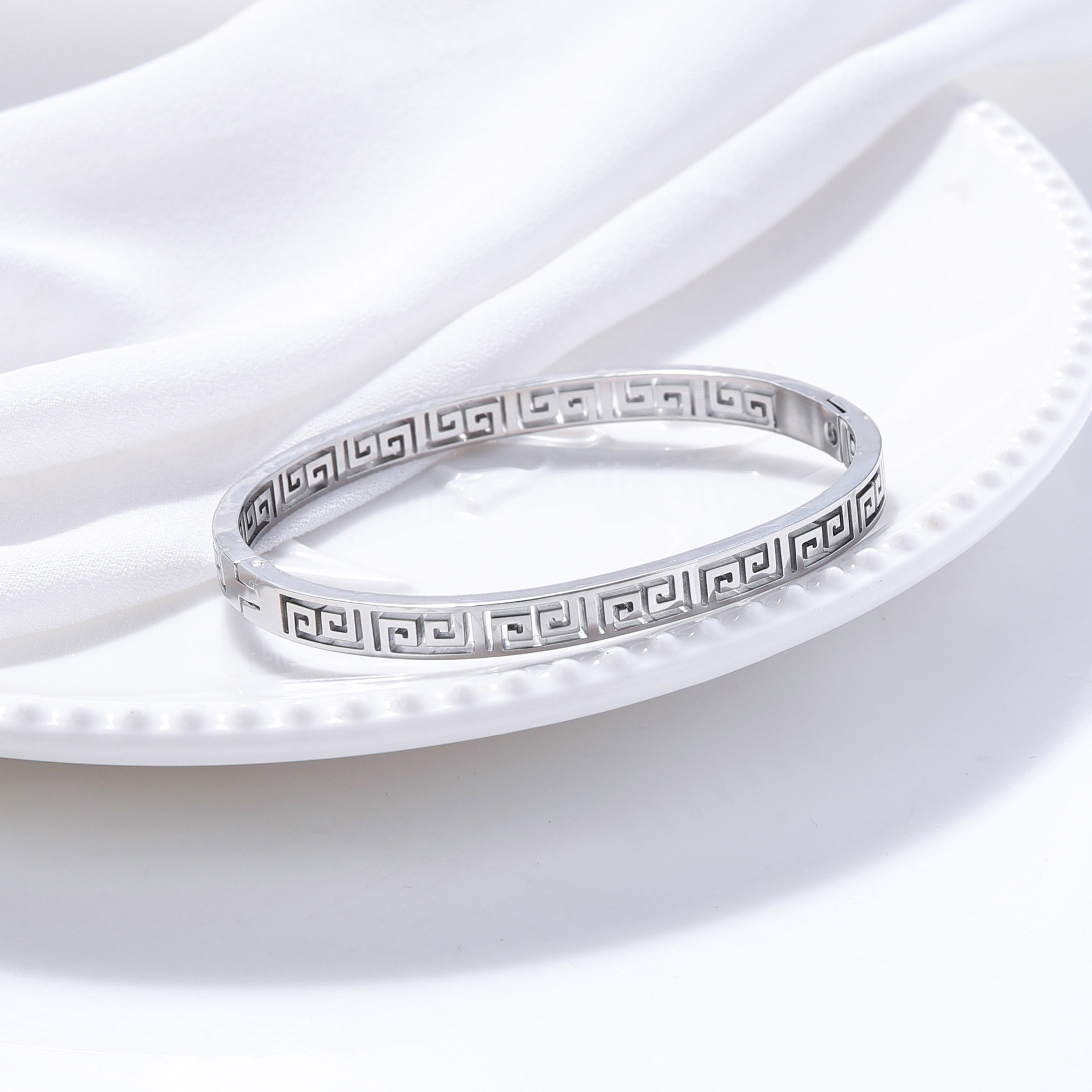 Pulsera de titanio y acero para mujer, diseño moderno y sencillo, pulsera de lujo que no se desvanece, venta al por mayor en stock.