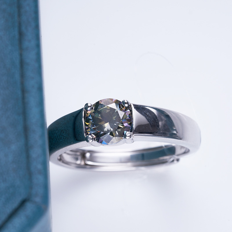 Anillo de plata S925 de cuatro garras de mujer con un anillo de hip-hop de piedra de mozanita gris de un quilate de oro incrustado