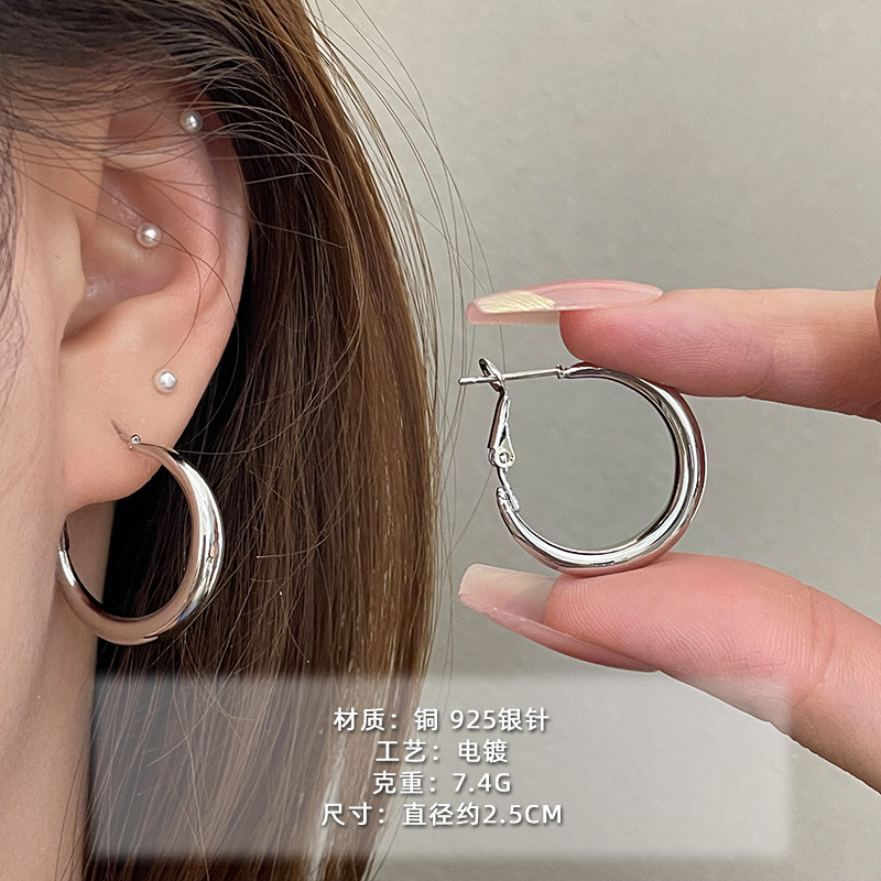 2025 nuevo estilo verano de moda anillo plateado círculo negro círculo fino temperamento europeo y americano aretes dorados de todo fósforo