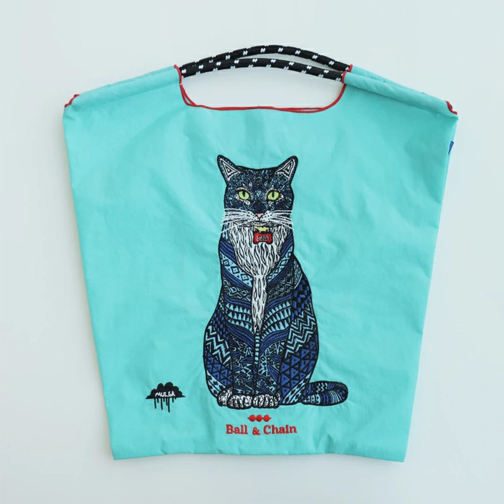 녹색 문신 고양이