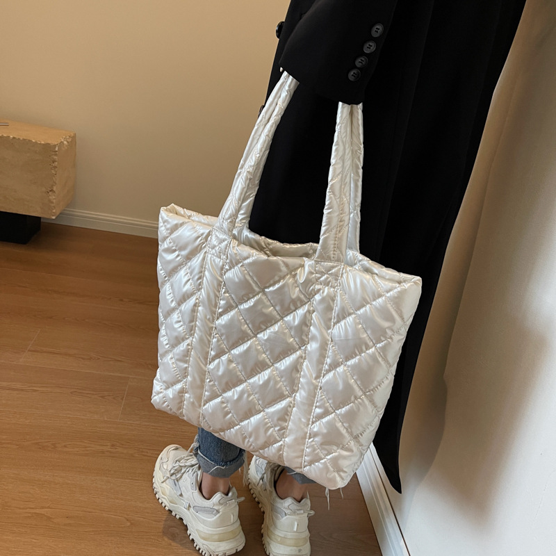 New large capacity down bag women's bag fashionable and simple one shoulder underarm bag commuting diamond shaped versatile hand held tote bag_voghion.com