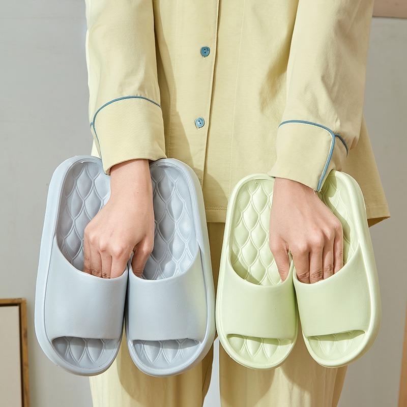 厚い底の室内は糞感のスリッパを踏んでいます。|undefined