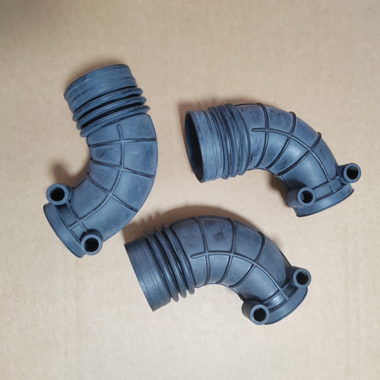 13711726208 13541705209 Air Pipe Radiator Hose for BMW