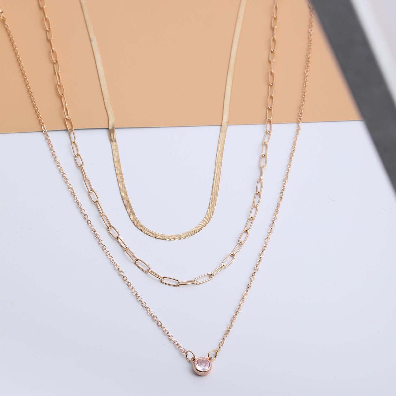 Collier à plusieurs rangs superposés, style européen et américain moderne et épuré, orné de strass._voghion.com