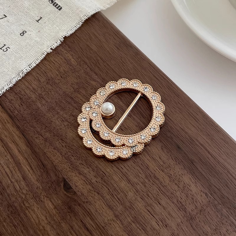 Hebilla anudada en las esquinas de la ropa mujer 2025 nuevo hebilla de toalla de seda botón de perlas de alta gama hebilla de hebilla de ropa de alta gama