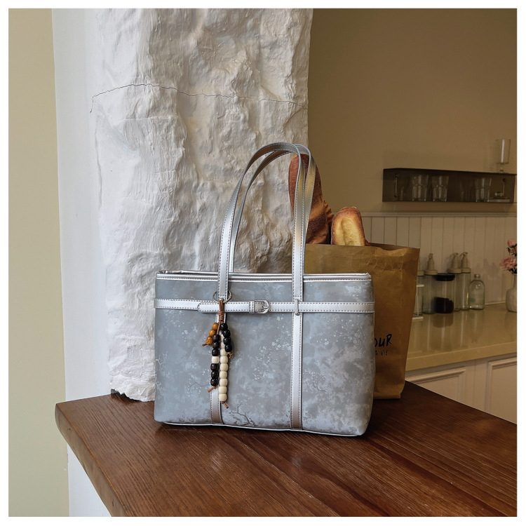 2026 New Large-Capacity Tote Bag, Casual, High-End, Vintage, Fashionable Commuting Handbag, Versatile Women's Shoulder Bag 2026 New Large-Capacity Tote Bag, Casual, High-End, Vintage, Fashionable Commuting Handbag, Versatile Women's Shoulder Bag