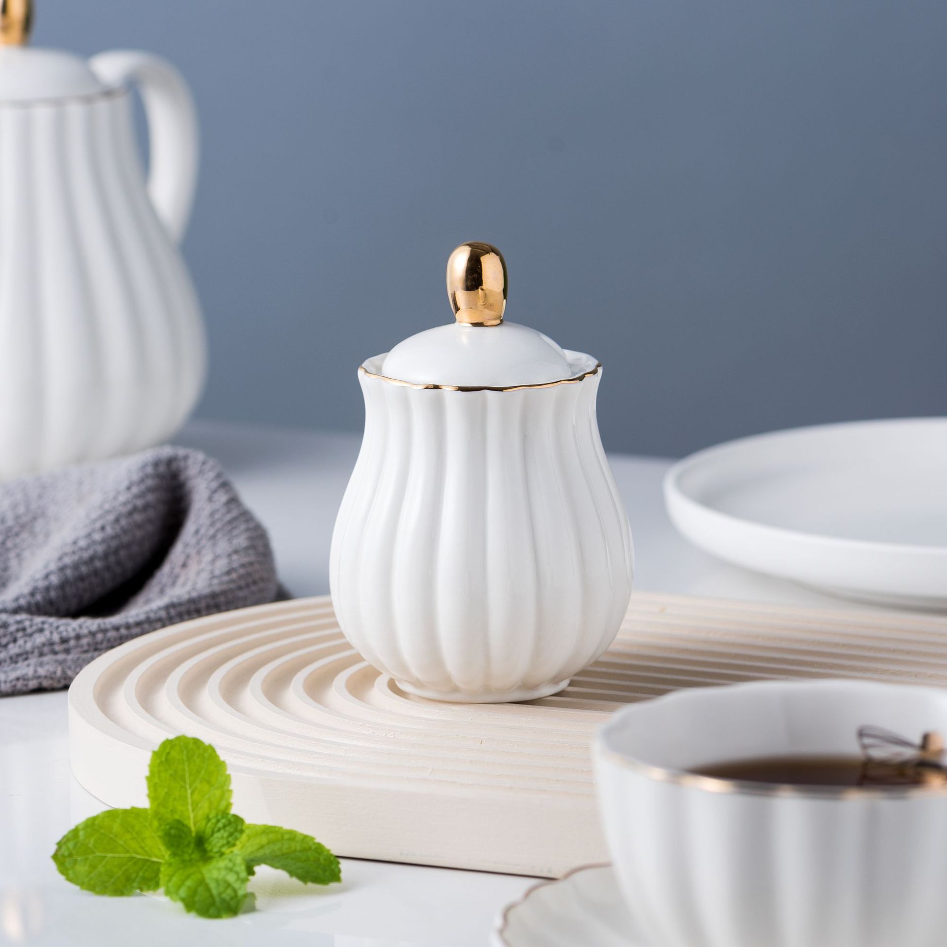 Rayas de abeja dorada Una olla de cuatro tazas Plato de café japonés Juego de tetera fría Juego de esmalte de color y té de flores doradas Cerámica