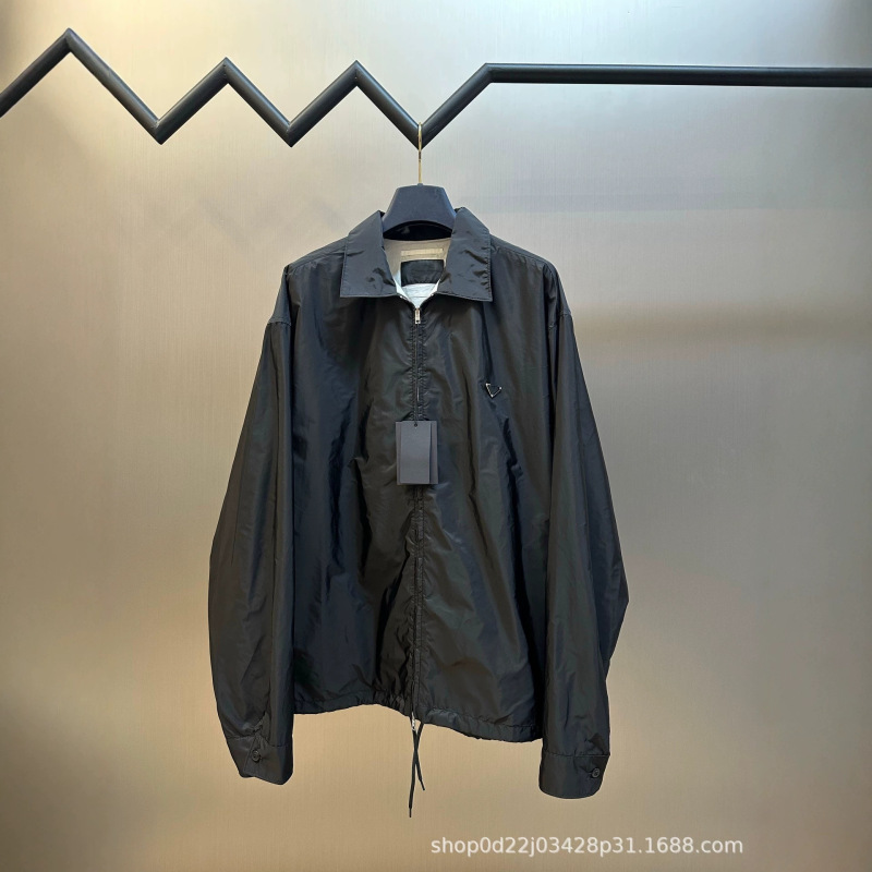 High-End Version of P Brand 26Ss New Model Triangle Logo Lapel Jacket, Lightweight, Waterproof, Loose Fit, Versatile, Unisex High-End Version of P Brand 26Ss New Model Triangle Logo Lapel Jacket, Lightweight, Waterproof, Loose Fit, Versatile, Unisex