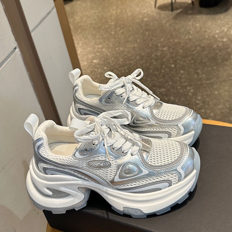 Explosión 2024 zapatos de plata de fondo grueso para mujeres otoño y invierno nuevos zapatos de deporte casuales de altura de malla transpirable