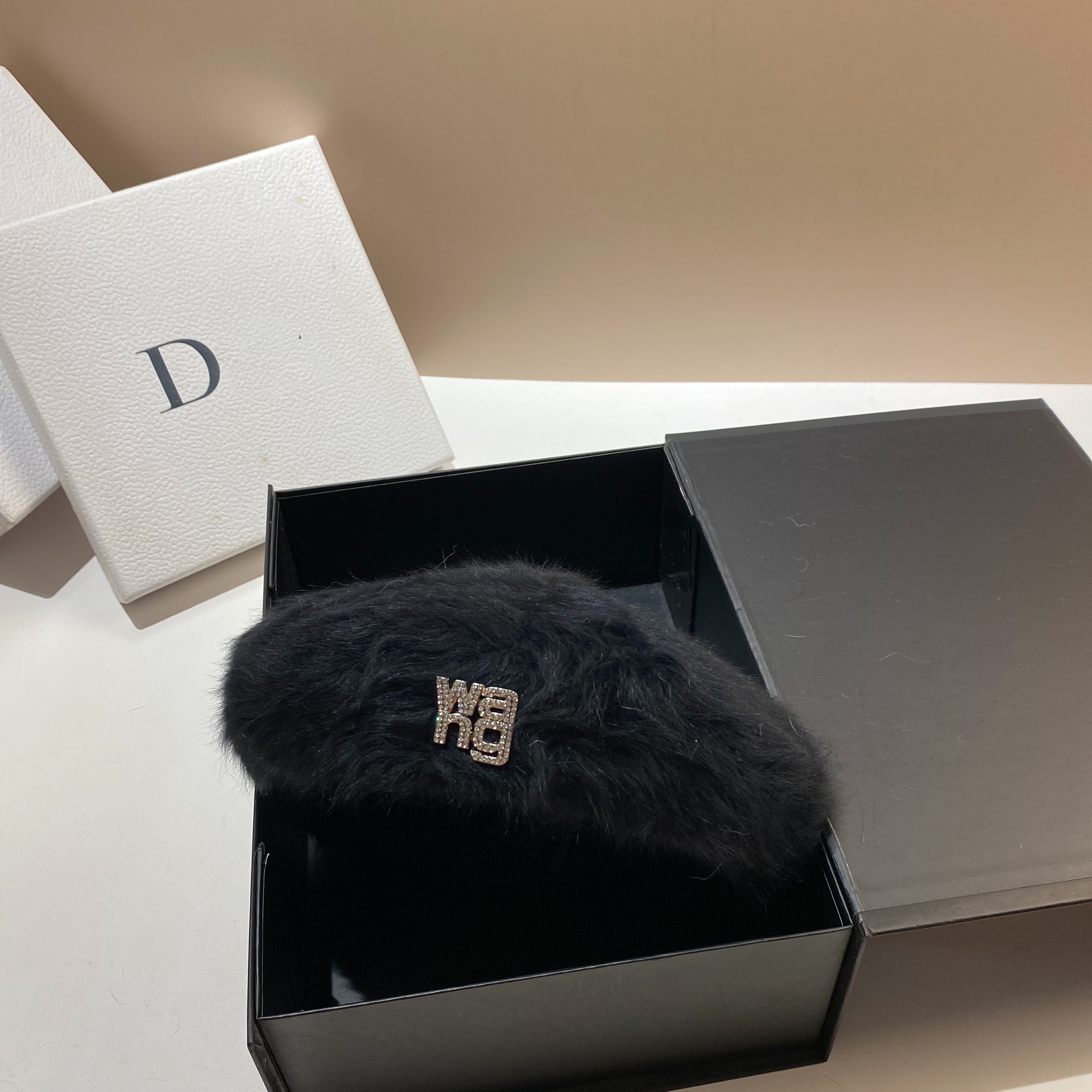 Rabbit hair beret women's Korean version autumn and winter plush diamond inlaid king octagonal fashion socialite style_voghion.com