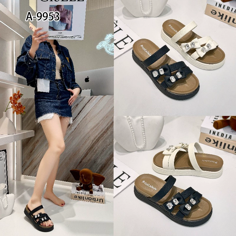 Повседневные тапочки женщины долго стоят летом