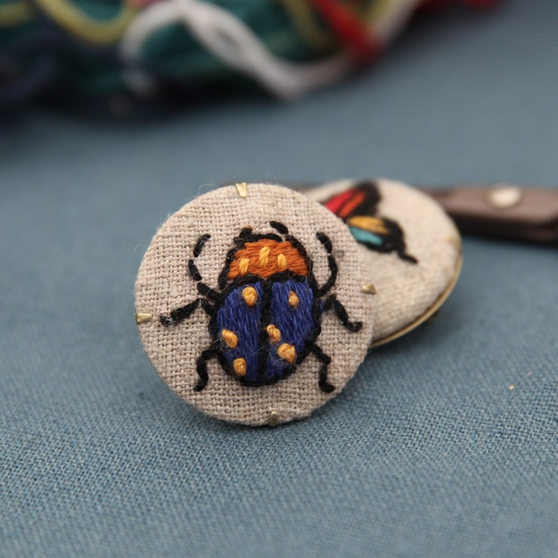 Bordado hecho a mano DIY Kit de material de tela paquete niños novato simple cinta bordado tridimensional collar sello lindo colgante