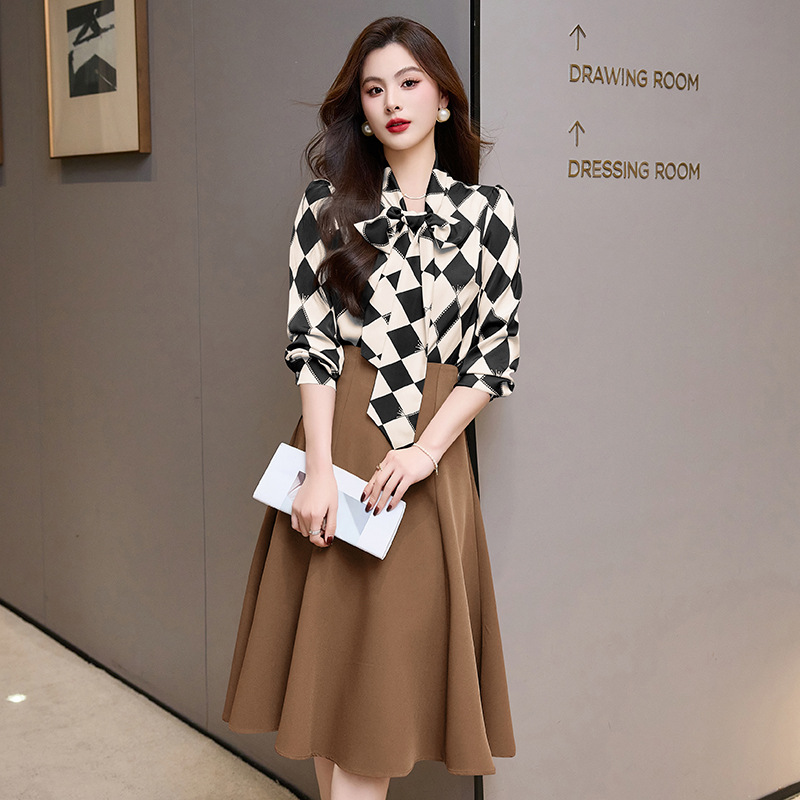 Demi-season fashionable elegant fitted brace