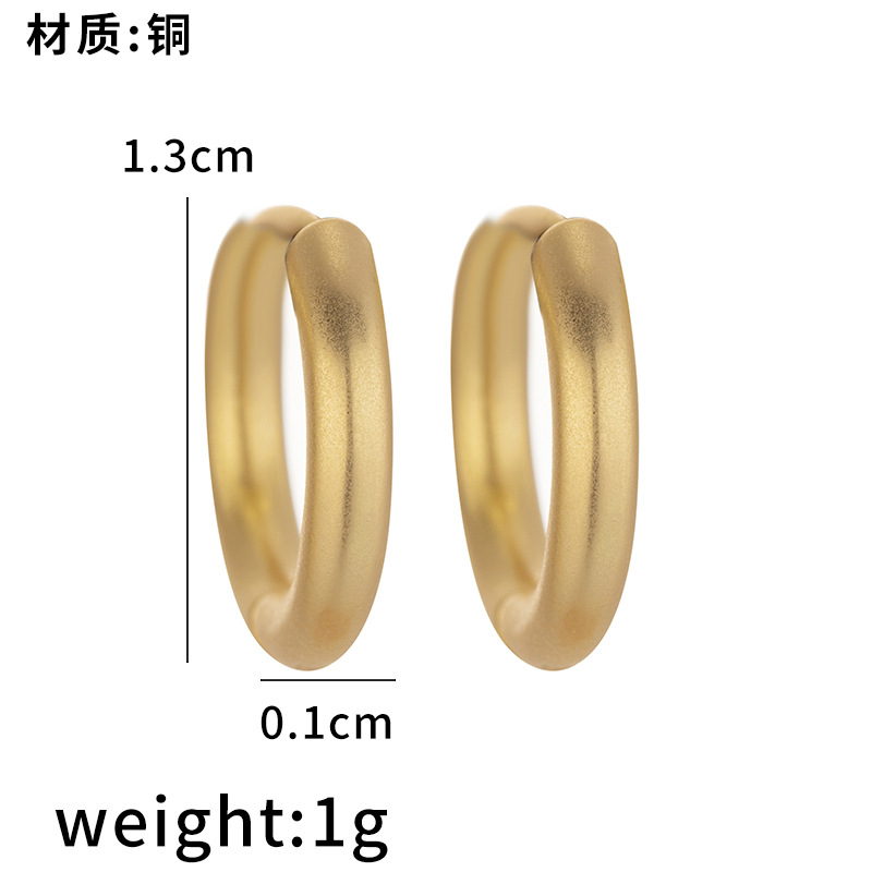 Transfronterizos retro alta sensación de latón chapado en oro delicado no desvanecerse simple nicho simple de estilo universal pendientes de orejas