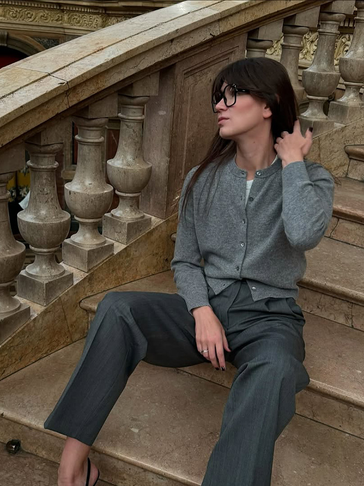 Cardigan de punto de botón de una sola fila de color sólido, elegante temperamento de moda, otoño y invierno de 2025, nuevo estilo transfronterizo europeo y americano.