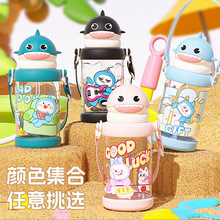 新款可爱小鲨鱼儿童杯便携吸管塑料杯高颜值背带弹盖杯礼品杯批发