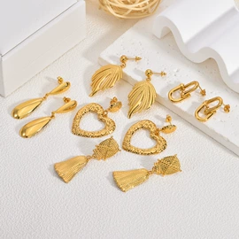 耳环;耳钉;耳坠