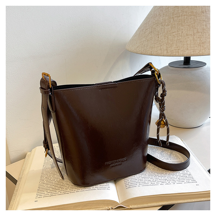 This year, the retro and fashionable women's 2024 new models are popular. This year, single-shoulder crossbody bags, large-capacity hand-held bucket bags, and cross-border bags are all in vogue undefined