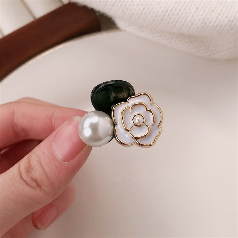 Camellia simple perla pequeña pinza de agarre lateral pinza de cabello detrás de la cabeza sensación de alto nivel pinza de cabello frangeo pinza de cabello tocado